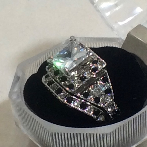 Ladies Wedding Ring Set! - Picture 8 of 9